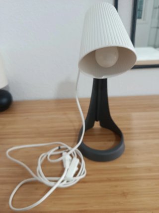 Lámpara de mesa blanca y negra