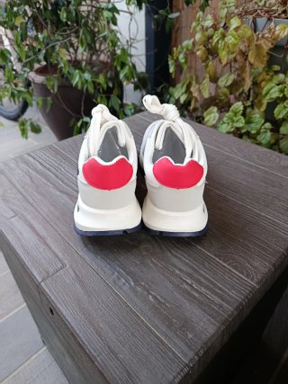 Zapatillas deportivas blancas y rojas