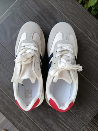 Zapatillas deportivas blancas y rojas