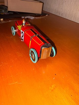 Coche de hojalata rojo antiguo