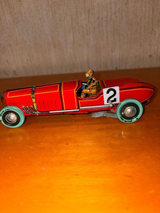Coche de hojalata rojo antiguo