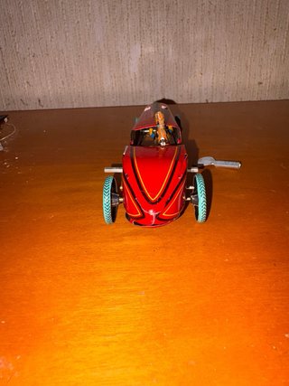 Coche de hojalata rojo antiguo