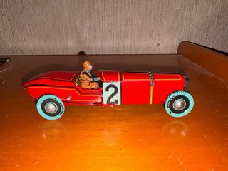Coche de hojalata rojo antiguo