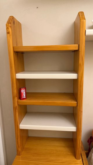 Mueble bajo con estantería de madera