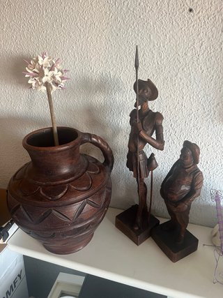 Cántaro de cerámica y figuras de madera