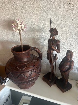 Cántaro de cerámica y figuras de madera