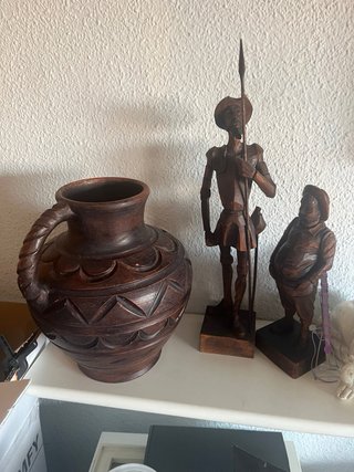 Cántaro de cerámica y figuras de madera