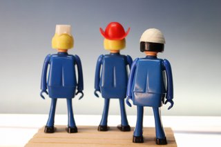Airgam Boy. 3 Muñecos vestidos de azul con gorros.