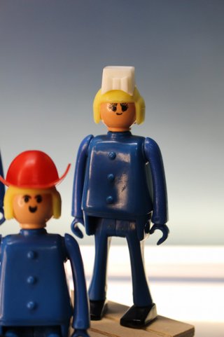 Airgam Boy. 3 Muñecos vestidos de azul con gorros.