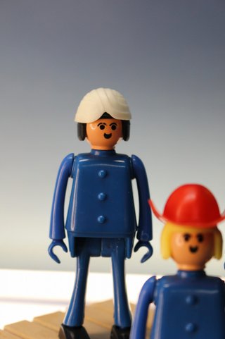 Airgam Boy. 3 Muñecos vestidos de azul con gorros.