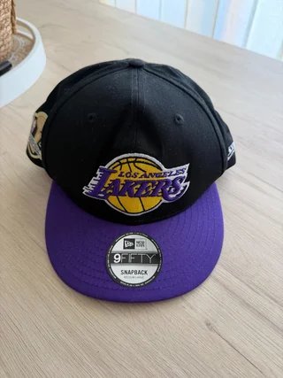 Gorra New Era Lakers Negra y Morada