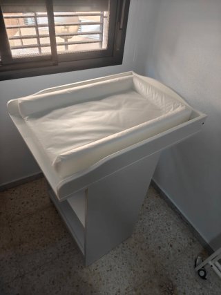 Cambiador y librería para bebé