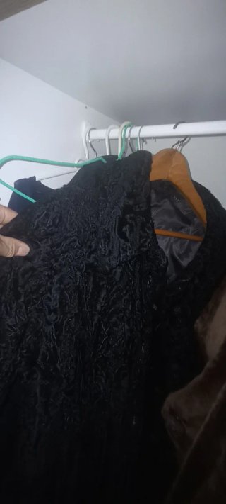 Trajes de mujer marrones y blancos