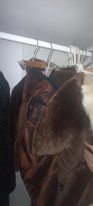 Trajes de mujer marrones y blancos