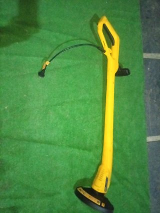 Desbrozadora eléctrica amarilla
