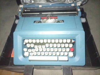 Máquina de escribir Olivetti 46 azul