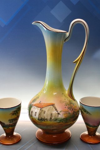 Jarra, jofaina y cuatro vasos de porcelana. Cerámica de Loucarte, Portugal.
