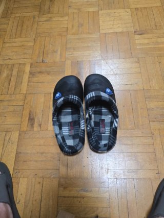 Zapatillas de casa negras y grises