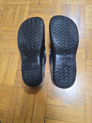 Zapatillas de casa negras y grises