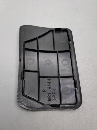 MR109144 2 x Tapa faro trasero Mitsubishi L200