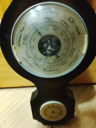 Ferloj antiguo de pared