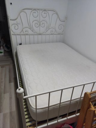 Estructura de cama metálica blanca