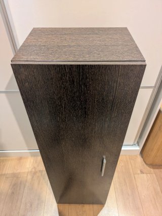 Mueble de madera oscuro con tirador