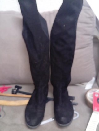 Botas Altas Negras con Detalle Dorado