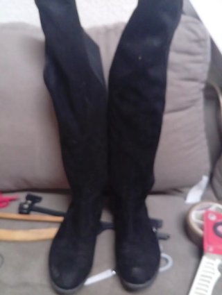 Botas Altas Negras con Detalle Dorado