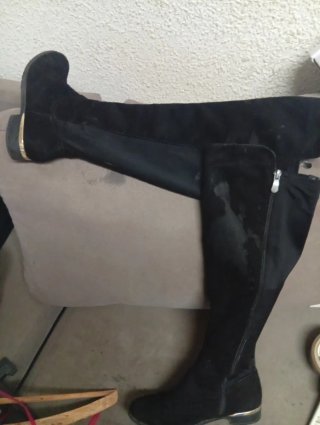 Botas Altas Negras con Detalle Dorado