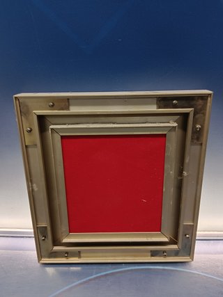 Cuadro , 24x23 cm. marco metálico pintura china, imágen costumbrista