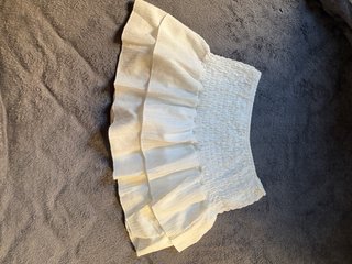 Falda blanca con volantes y cintura elástica
