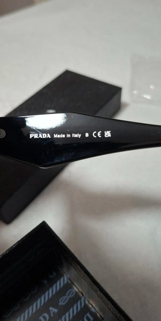 Gafas de sol Prada, geométricas, completas.