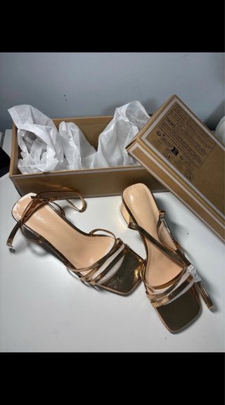 Tacones dorados abiertos con caja