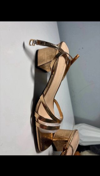 Tacones dorados abiertos con caja