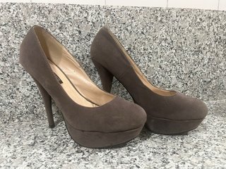 Zapatos de tacón gris talla 37