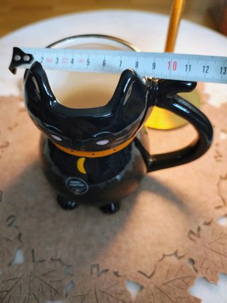 Taza de gato negra pintada a mano