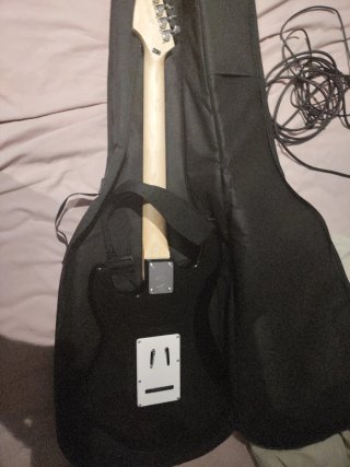 Guitarra Harley Benton ST-20 BK + Amplificador