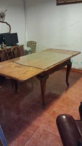 Mesa extensible y 6 sillas estilo clásico.