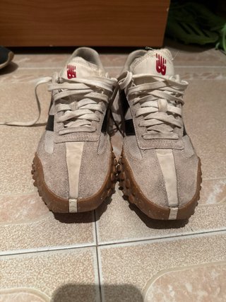 Zapatillas New Balance Beige y Negro