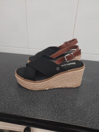 Sandalias de cuña Refresh negras y marrones