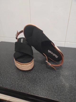 Sandalias de cuña Refresh negras y marrones