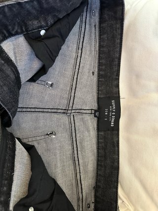 Pantalones vaqueros negros desgastados