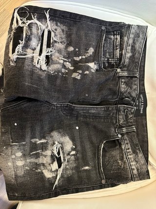 Pantalones vaqueros negros desgastados