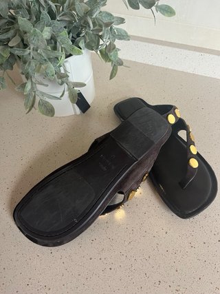 Sandalias Massimo Dutti negras con detalles dorado