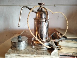 Cafetera antigua plateada omega