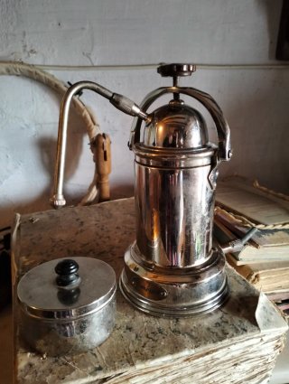 Cafetera antigua plateada omega