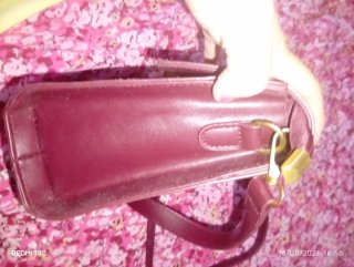 Bolso burdeos imitación piel con cierre dorado