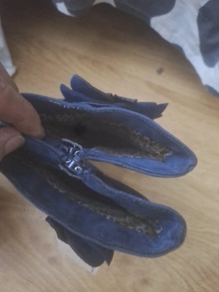 Botines azules de mujer con adorno floral
