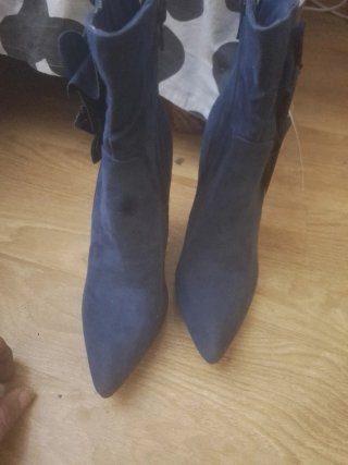 Botines azules de mujer con adorno floral